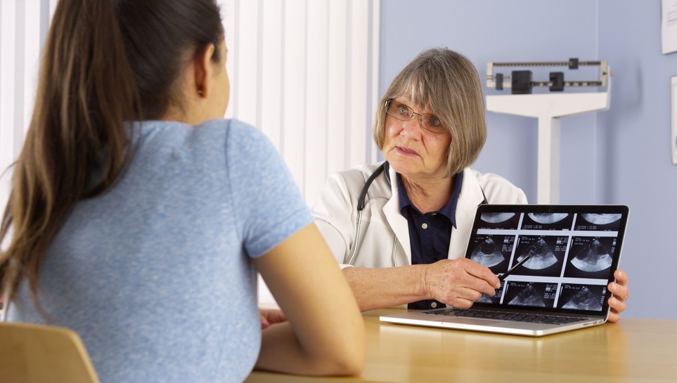 doctor telling a pregnant woman about dangers of tdap vaccine