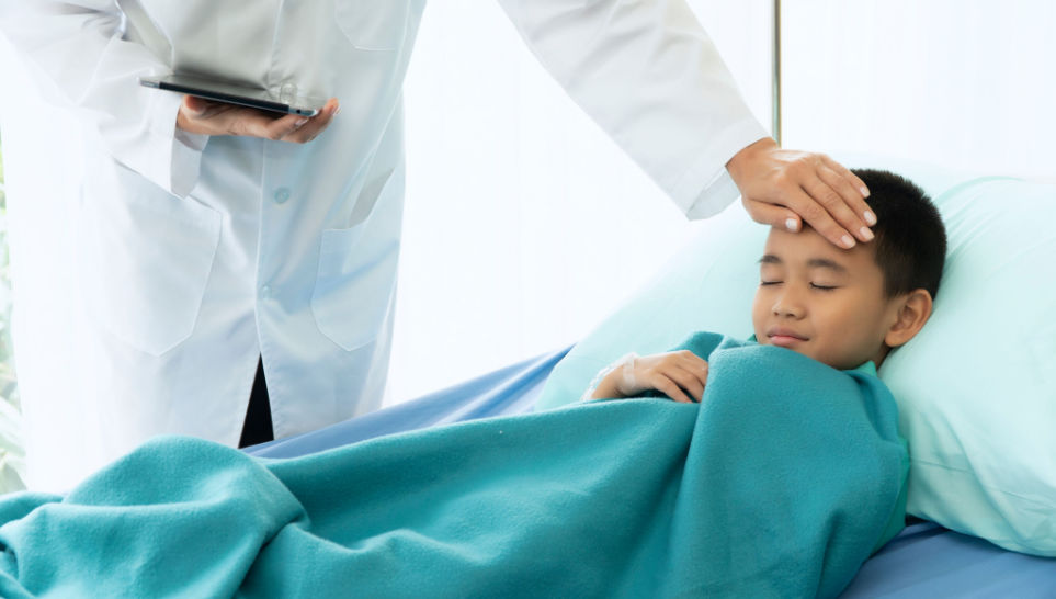 doctor examining a children that experience febrile seizure